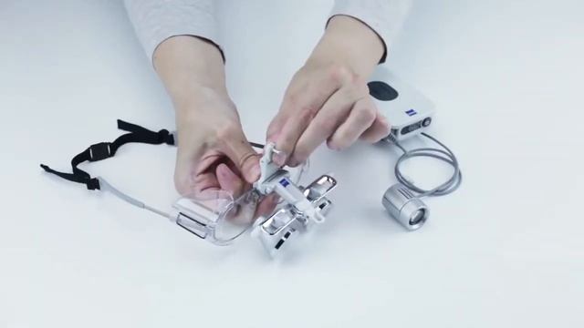 Установка осветителя EyeMag Light II на бинокулярную лупу ZEISS EyeMag Smart смотреть онлайн