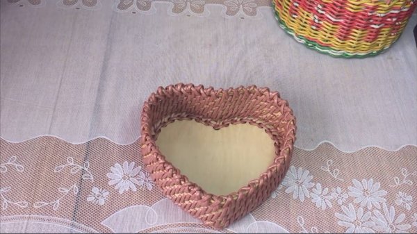 Сердце корневым плетением на фанерном дне