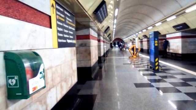 Красива кінцева станція Сирець (Київський метрополітен) 🇺🇦 смотреть онлайн