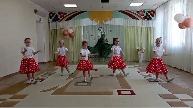 Хореографический ансамбль Весёлые девчата - МБДОУ Детский сад № 32 - Далеко от дома.