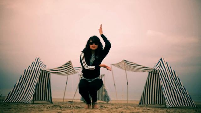 Vogue Sur La Plage Nicole à Dinard Bretagne Waacking | YAK FILMS