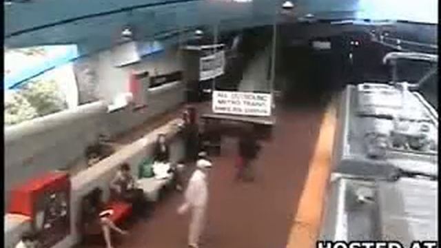 Столкновение поездов в метро смотреть онлайн