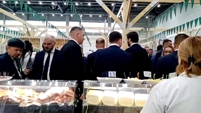 Минниханов осматривает выставку продукции фермеров и кооперативов смотреть онлайн