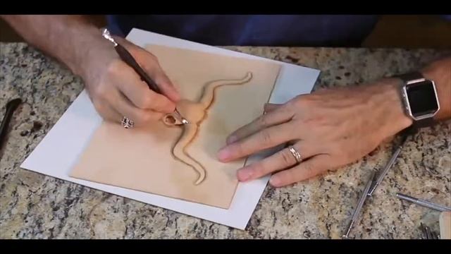 Artist Creates 3-D Longhorn Skull Out of Leather смотреть онлайн