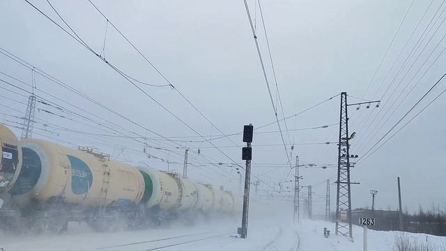 Электровоз 2ЭС5К-443, с грузовым составом, пролетает станцию!!! смотреть онлайн