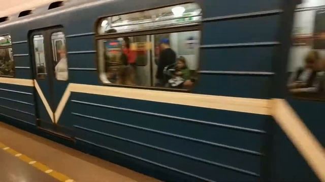 Электропоезд метро Ем, ст. Балтийская смотреть онлайн