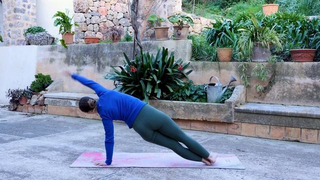 20-минутная ежедневная йога среднего уровня сложности | Растяжка и динамика для всего тела смотреть онлайн