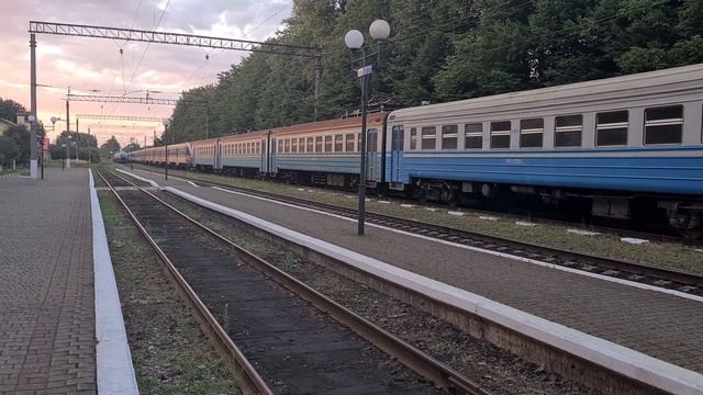 ТЕПЛОВОЗ ЧМЭ3-2895 С ПРИВЕТЛИВОЙ ЛОКОМОТИВНОЙ БРИГАДОЙ ТИФОН ГУДОК ГРОМКИЙ С ГРУЗОВЫМ ПОЕЗДОМ смотреть онлайн