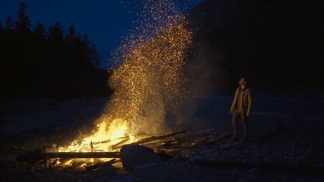 Красивые искры от костра.