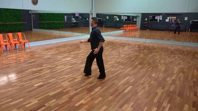 Bronze 1 Salsa - Leaders Basic Movement, Cucaracha & Whisk смотреть онлайн