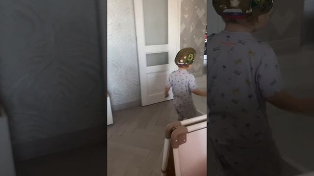 Дедушка научил Владика маршировать