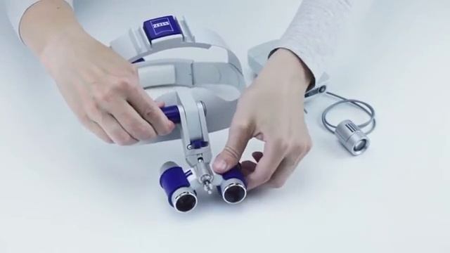 Установка осветителя EyeMag Light II на бинокулярную лупу ZEISS EyeMag Pro S | ОНДЕНТ смотреть онлайн