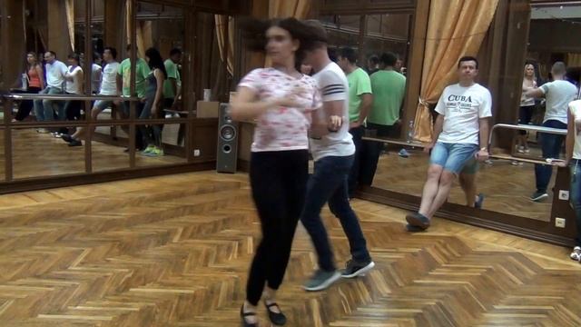 Сальса LA на открытых уроках для начинающих. Владимир и Дарья смотреть онлайн