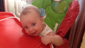 Ребенок. 7 месяцев. Издает прикольные звуки.