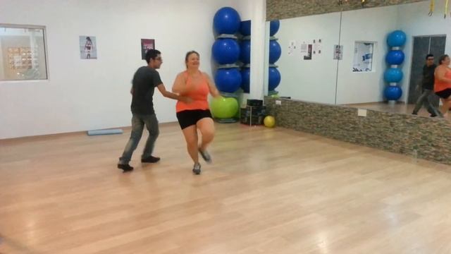 Pasando un ratito bueno bailando salsa