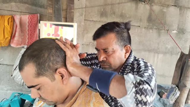 Индийский уличный парикмахер. Массаж головы. смотреть онлайн