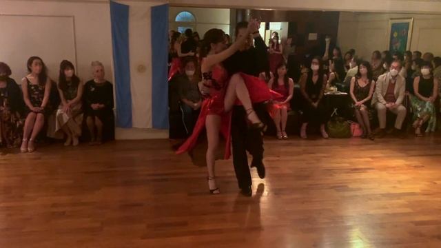 アルゼンチンタンゴ の生演奏とダンスパフォーマンス「ユージン＆アリサ」「チコス・デ・パンパ」　”Loca" 　Eugene y Alisa смотреть онлайн