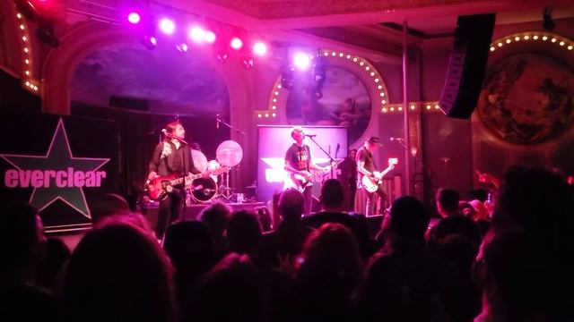 EVERCLEAR - SANTA MONICA - CRYSTAL BALLROOM - PORTLAND, OR смотреть онлайн