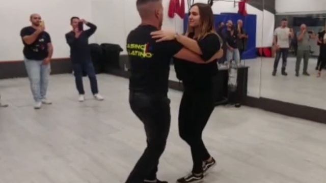 🔥Salsa Cubana - Tutorial livello 2 - figura Adios y enchufla con finta - by Kasino Latino смотреть онлайн