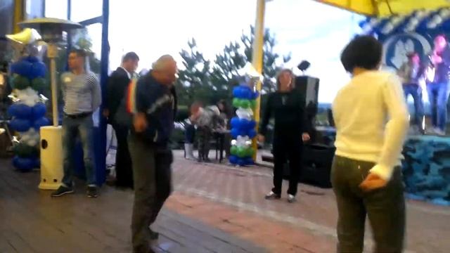Нереально круто танцует. Shuffle смотреть онлайн