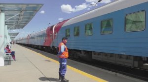 Пассажирский поезд отправляется из Улан-Батора в Москву | Туристы готовы к путешествию | Тепловоз