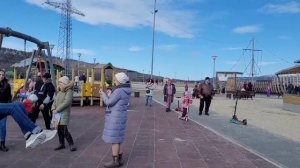 Прогулка по красивой набережной в г. Кола.