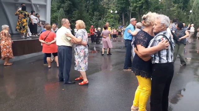 Осенние листья💃🌹 Счастливые минуты в парке Горького💃🌹 Харьков 2021 смотреть онлайн
