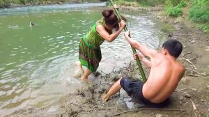 Уникальная рыбалка Тарзан и красивая девушка ловят и готовят Крупную рыбу Вкусно