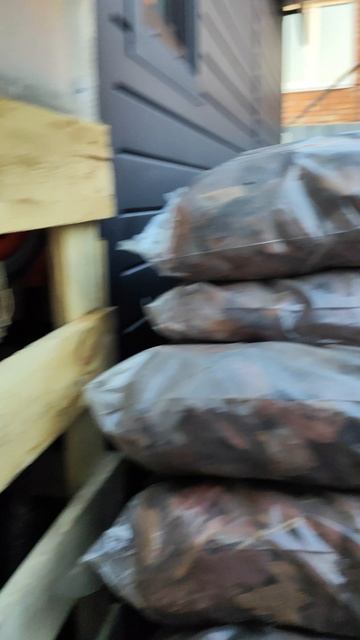 Кора лиственницы. Очень нужный материал для мульчирования, удобрения почвы и защиты от сорняков