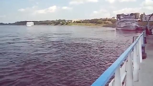 Теплоход Василий Суриков покидает город Углич смотреть онлайн