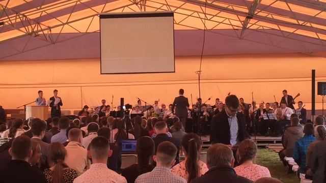 Не раз не два Мой утлый  челн бросал как щепку.