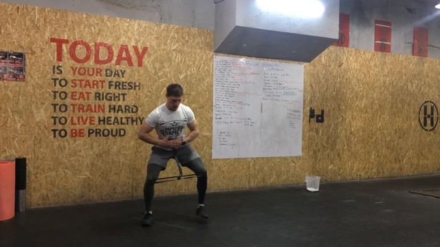 Боковой шаг с резинкой на коленях