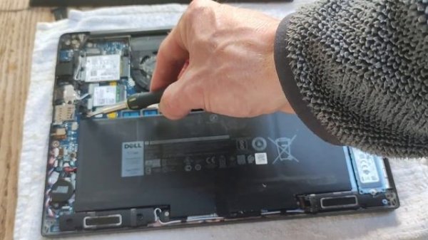 Dell Latitude 7290: remove and replace the SSD (after removing SIM tray, case and main battery)