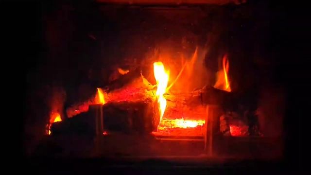 Огонь у камина + звуки дождя за окном / Fire by the fireplace + sounds of rain outside the window смотреть онлайн