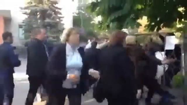 Мариуполь 8 05 2014 Cторонники федерализации пытались прорваться в Приморское РОВД смотреть онлайн