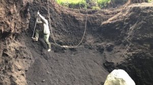 Строительство, шахтёры копают  чёрный песок