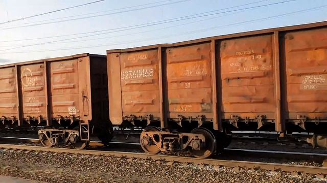 Товарный поезд дальнего следования, везёт различные товары смотреть онлайн