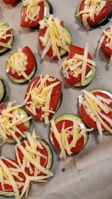 Жареные баклажаны с помидором и чесноком