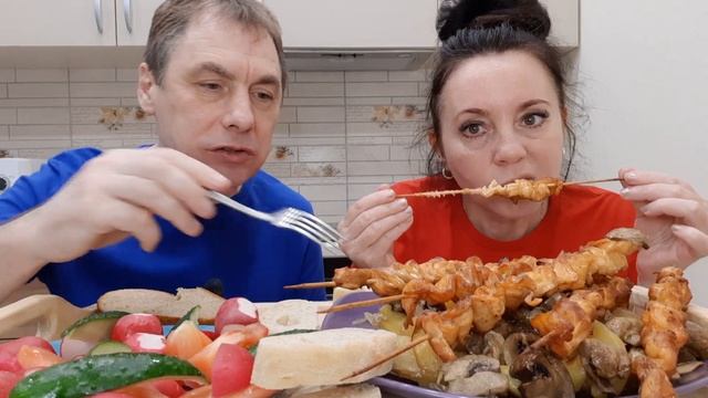 ШАШЛЫКИ ИЗ ЛОСОСЯ/ КАРТОШКА ЗАПЕЧЕННАЯ С ШАМПИНЬОНАМИ/ МУКБАНГ ДОМА
