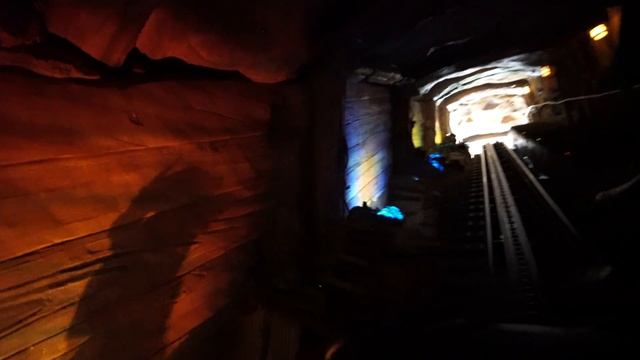 [4K] Seven Dwarfs Mine Train : FRONT ROW POV : Shanghai Disneyland