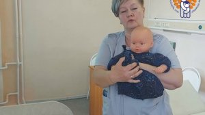 Как правильно брать и правильно носить новорожденного