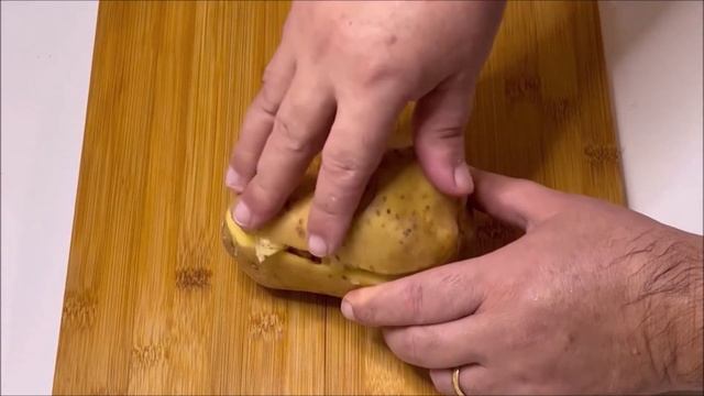 Recette Facile De Pommes De Terre Farcies Aux Lardons Et Fromage à Raclette . Vidéo Courte .