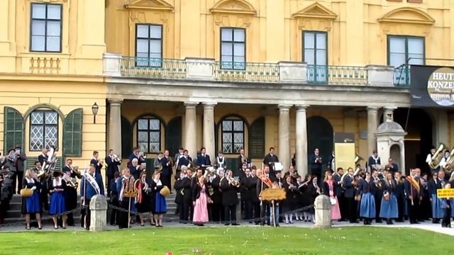 Gemeinsames Spiel Am Platz Vor Dem Schloss Esterházy (2) - Tag Der Blasmusik