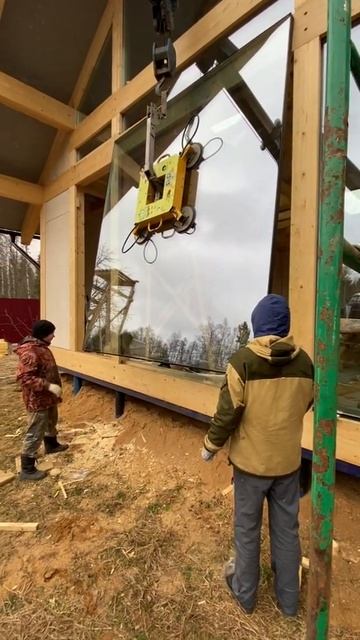Установка панорамных стеклопакетов в доме Фахверк