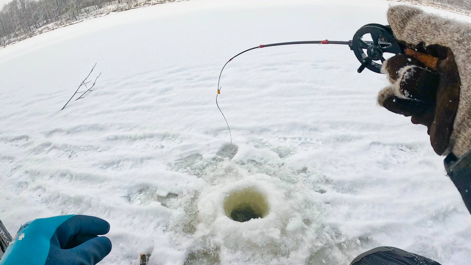 ВОТ КАК Я ЗАСТАВЛЯЮ РЫБУ КЛЕВАТЬ в ГЛУХОЗИМЬЕ! Рыбалка на черта на реке зимой в 2025 смотреть онлайн