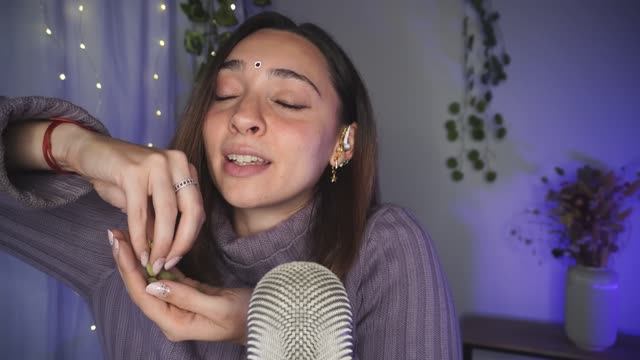 АСМР для глубокого расслабления [4К видео]: щелканье языком, медленный шепот, обводка, постукивание смотреть онлайн