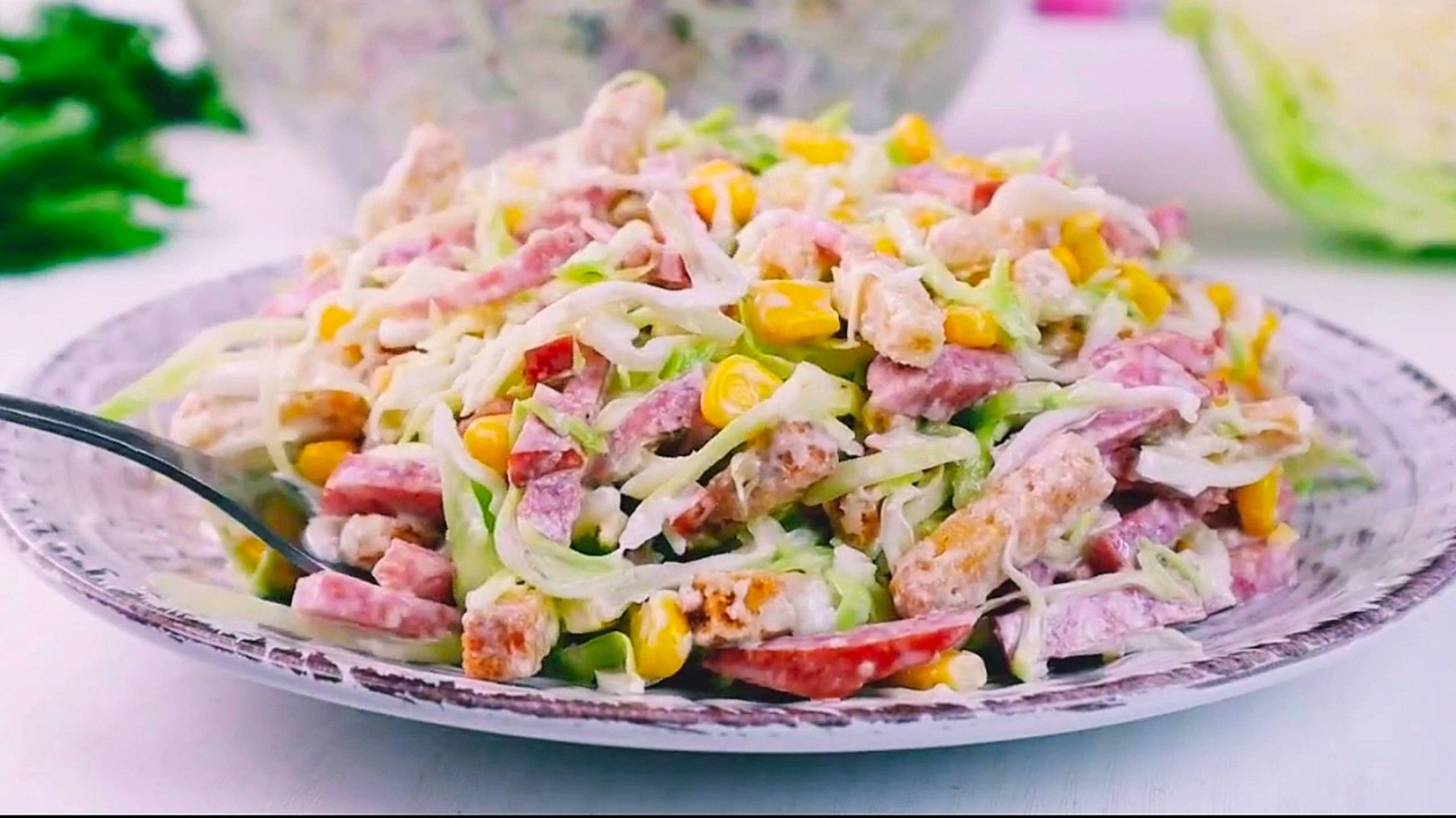 САЛАТ С МОЛОДОЙ КАПУСТОЙ И СУХАРИКАМИ смотреть онлайн