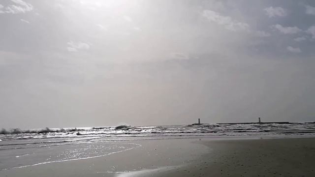 СЕДОЕ МОРЕ РАЗЛИЛОСЬ по пляжу 🌊💨🌊💨🌊 Отголоски ШТОРМА смотреть онлайн