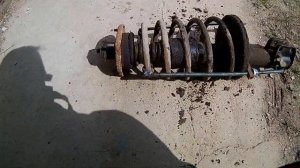 Калина, устраняем скрип в передней подвеске. Начало - демонтируем и дефектуем стойки..