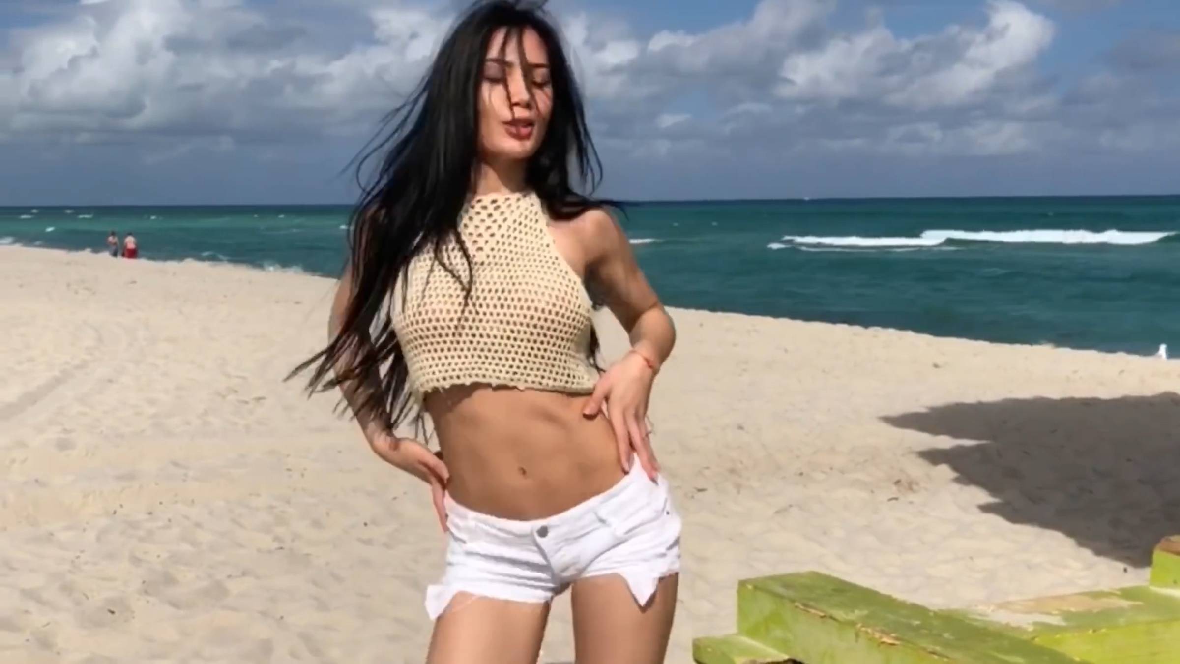 Девушка красиво танцует на берегу моря - Georgina Mazzeo & NBSPLV